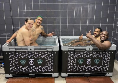 Joueurs de Pau rugby dans le bain froid