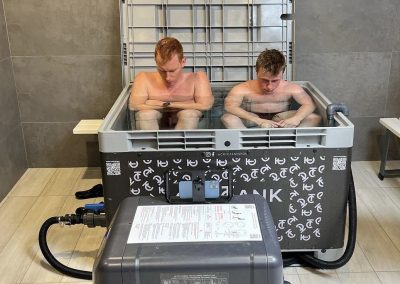 2 athlètes en immersion dans un bain froid